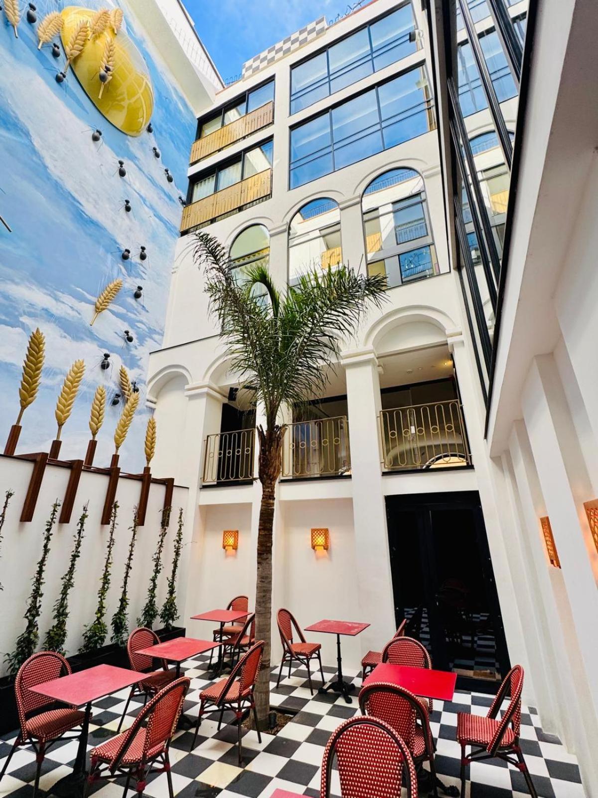 Hotel Divino & Apartments Figueres  Exterior photo